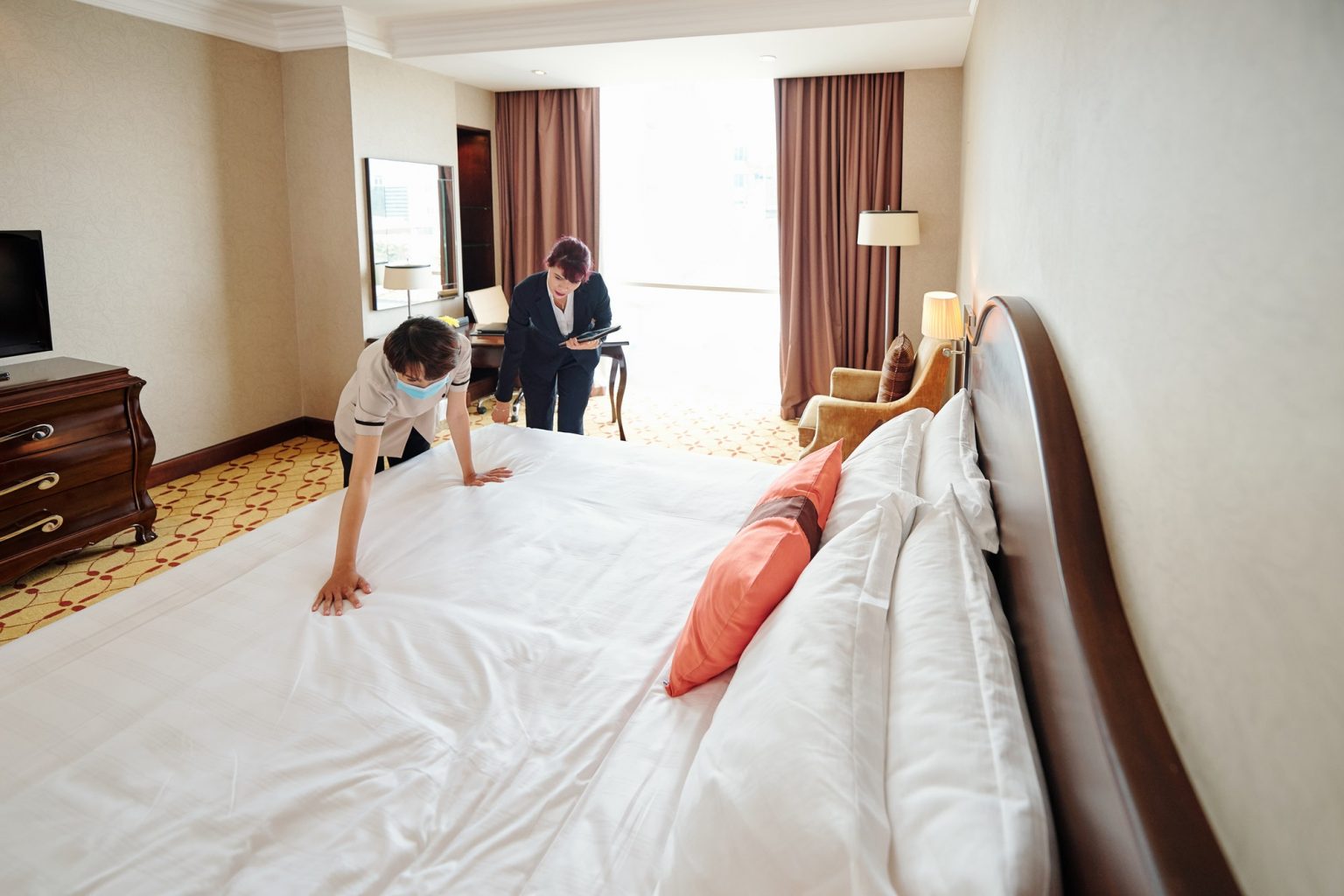 4making-bed-under-managers-control-1536x1024